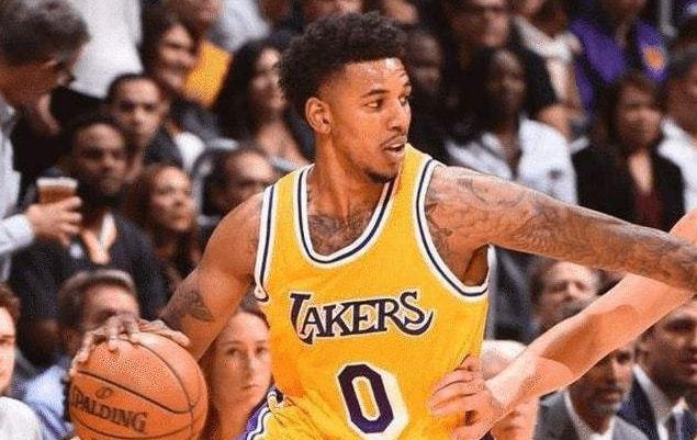 太阳报：卡里乌斯妻子大秀傲人身材，拍摄过程中被电梯门夹（太阳报：卡里乌斯妻子拍摄大片途中意外被电梯门夹住）