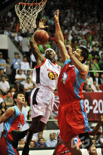 成都vs广岛三箭：费利佩、周定洋出战，德尔加多替补（成都迎战广岛三箭：费利佩、周定洋出战，德尔加多担任替补）