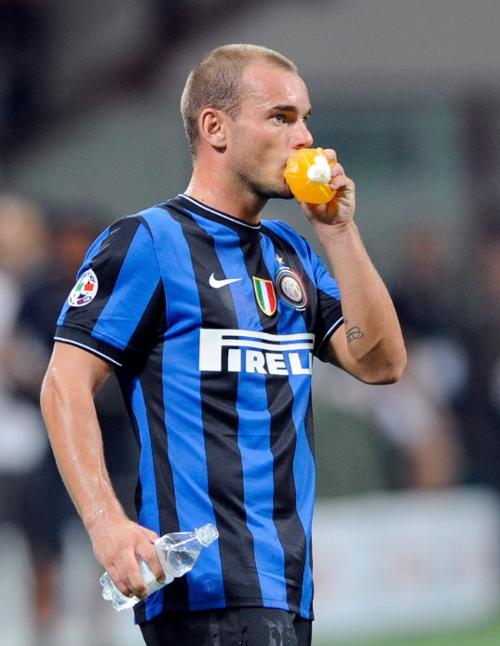 名记：字母哥与队友召开会议，呼吁全队无视外界杂音（名记：字母哥组织队内会议，号召全队忽略外界噪音）