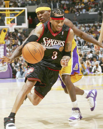 皇家马德里有意出人意料地任命阿隆索为新任主教练，而伯纳乌球员则被指控“扰乱秩序”。（皇马拟爆冷启用阿隆索挂帅，伯纳乌球员被指“闹事”）